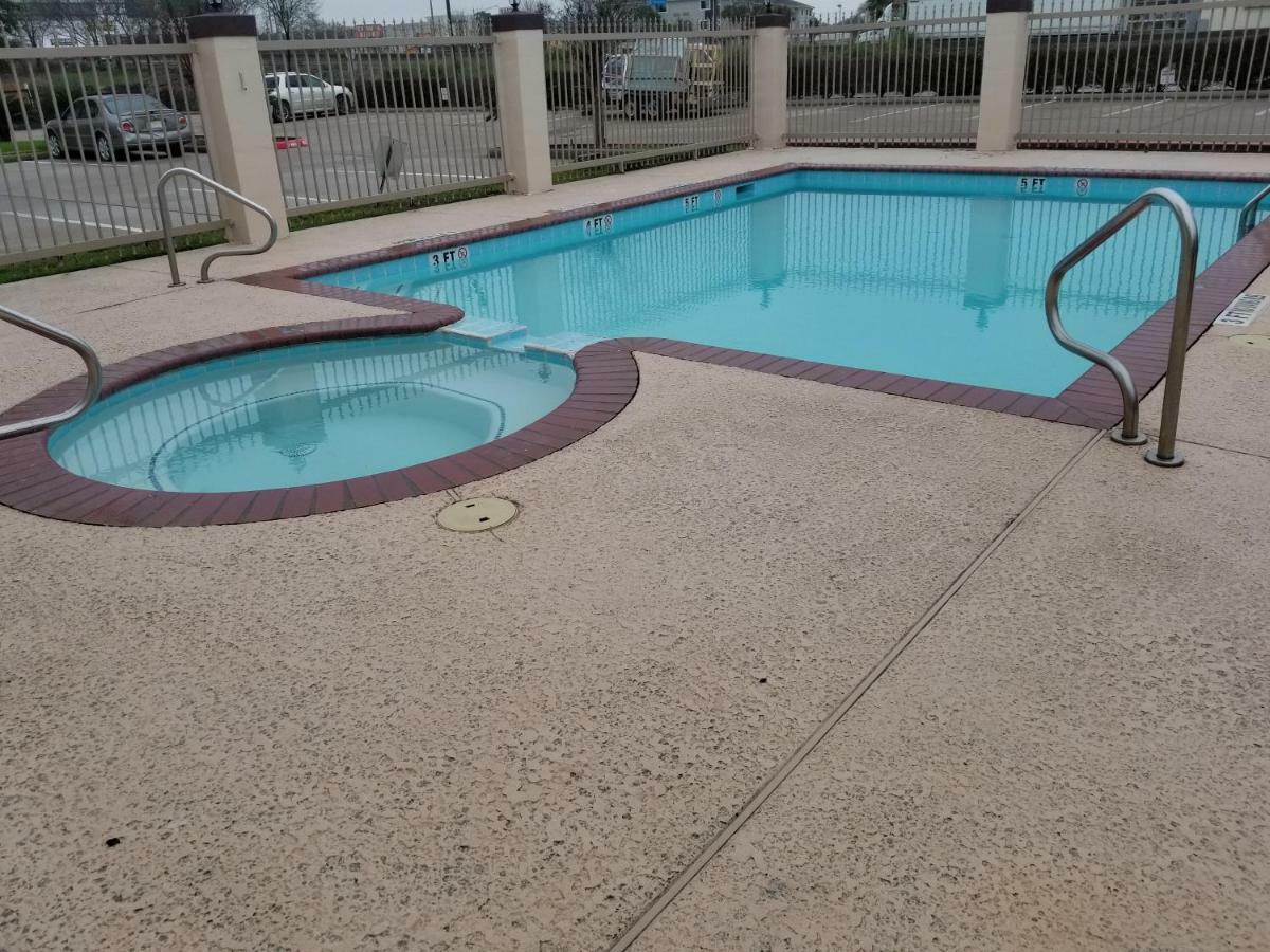 Homebridge Inn And Suites Beaumont Exterior photo